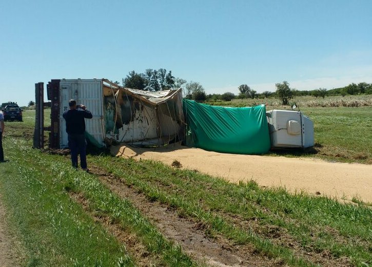 Un camión volcó en cercanías de Curupaity