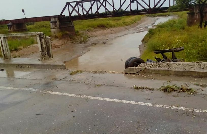 Un camión cayó de un puente en Altos de Chipión