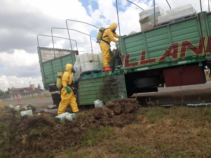 Camión derramó agroquímicos en cercanías de Ceres