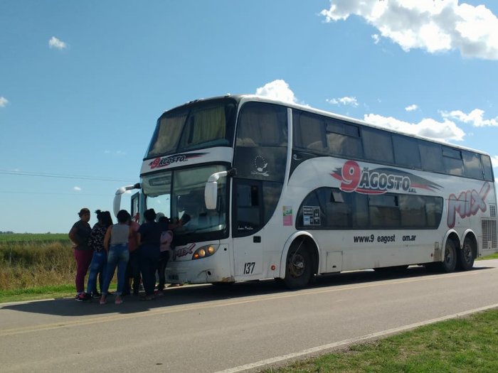 Interceptaron un micro en el acceso a Colonia Alpina