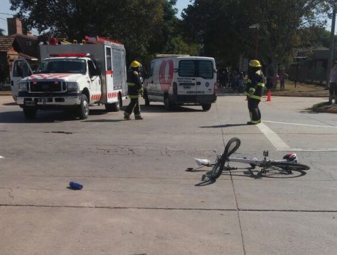 Ciclista lesionado al ser embestido por un colectivo