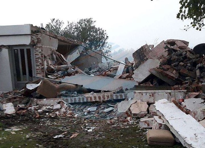 Mujer herida luego de que una explosión derribara su vivienda