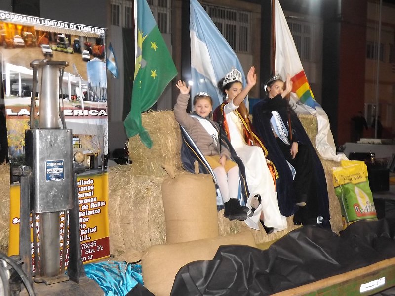 Discursos y desfiles en el acto de la 52° Fiesta Provincial del Sorgo