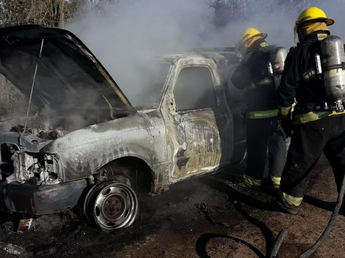 Incendio destruyó una camioneta en zona rural de Morteros