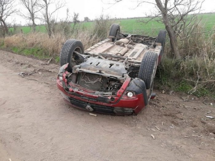 Una camioneta volcó en zona rural de Maunier