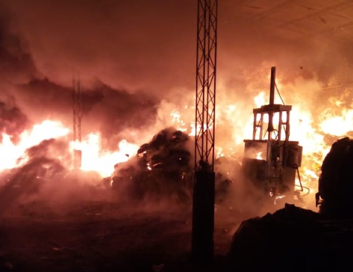 Incendio de magnitud en un depósito de Freyre