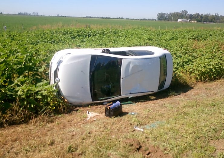 Vuelco de un auto en el acceso este de Brinkmann