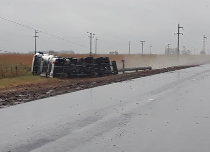 Volcó un camión con cloro causando problemas en la ruta 34
